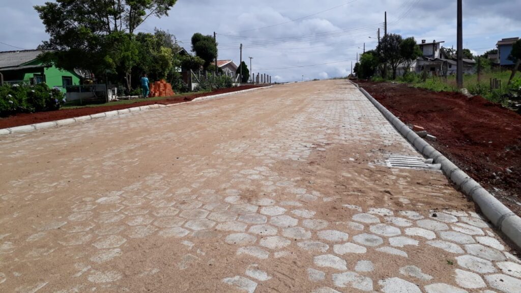 Após obras de pavimentação trânsito na Rua Fioranvante Ribeiro da