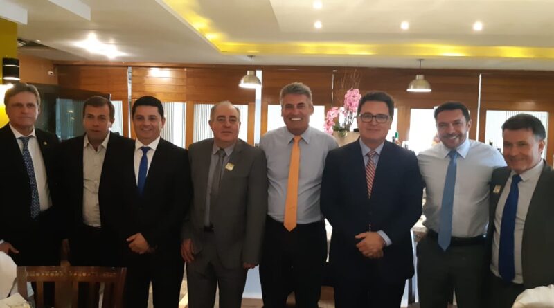 Deputado Mauro Mariani, senador Dário Berger, ministro do turismo Vinícius Lumertz.